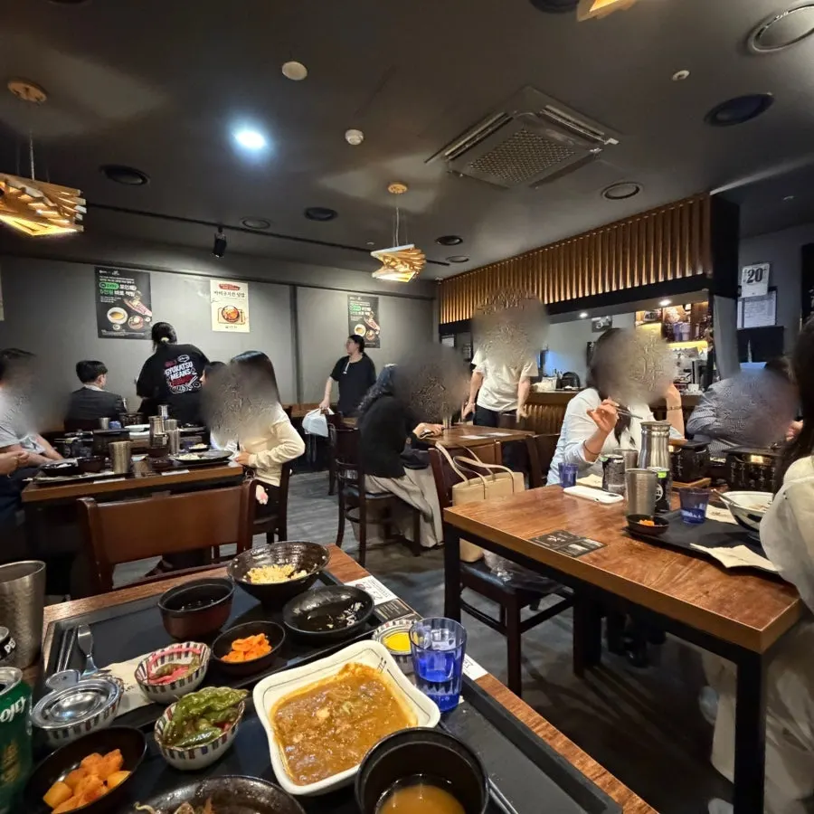 Interior of Hurato Sikdang full of office worker customers