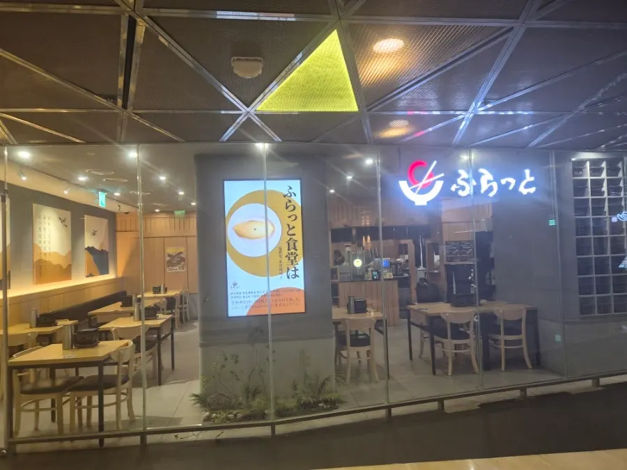 에스컬레이터에서 내리면 보이는 후라토식당 매장 앞