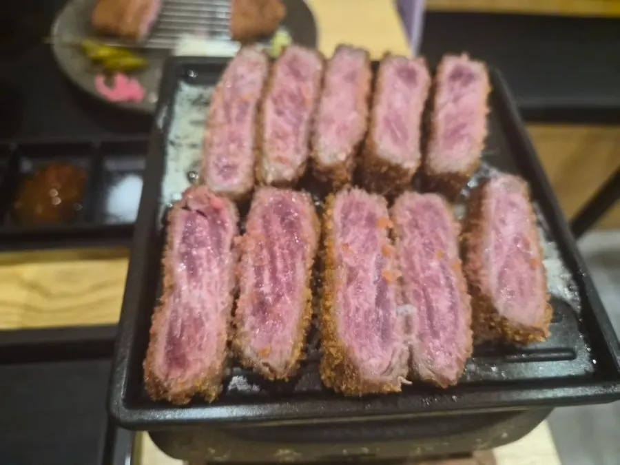겉면만 노릇하게 구운 채끝살 규카츠 한 점