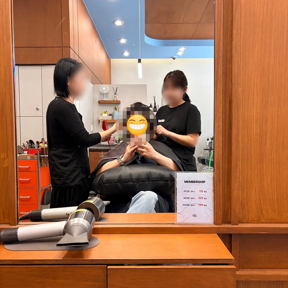 Shampoo stage of the Shiseido clinic in progress