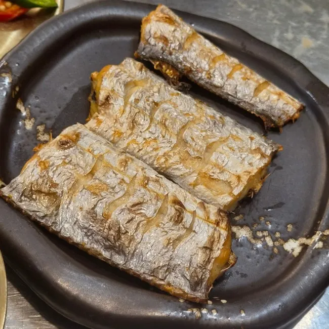 A wrap topped with boiled pork
