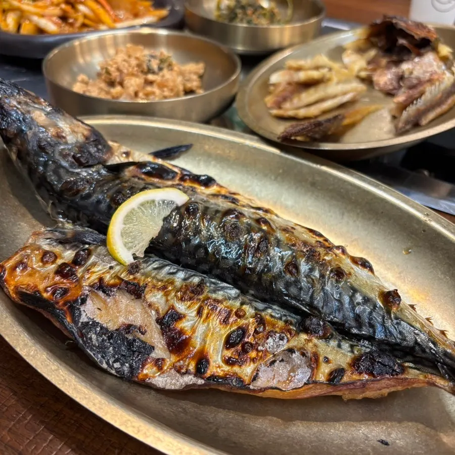 窑烤而成的鲭鱼定食