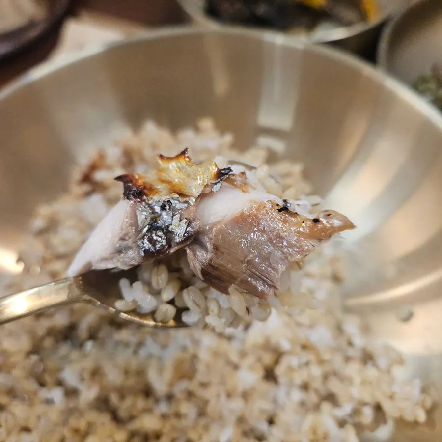 剥开的烤鲭鱼鱼肉