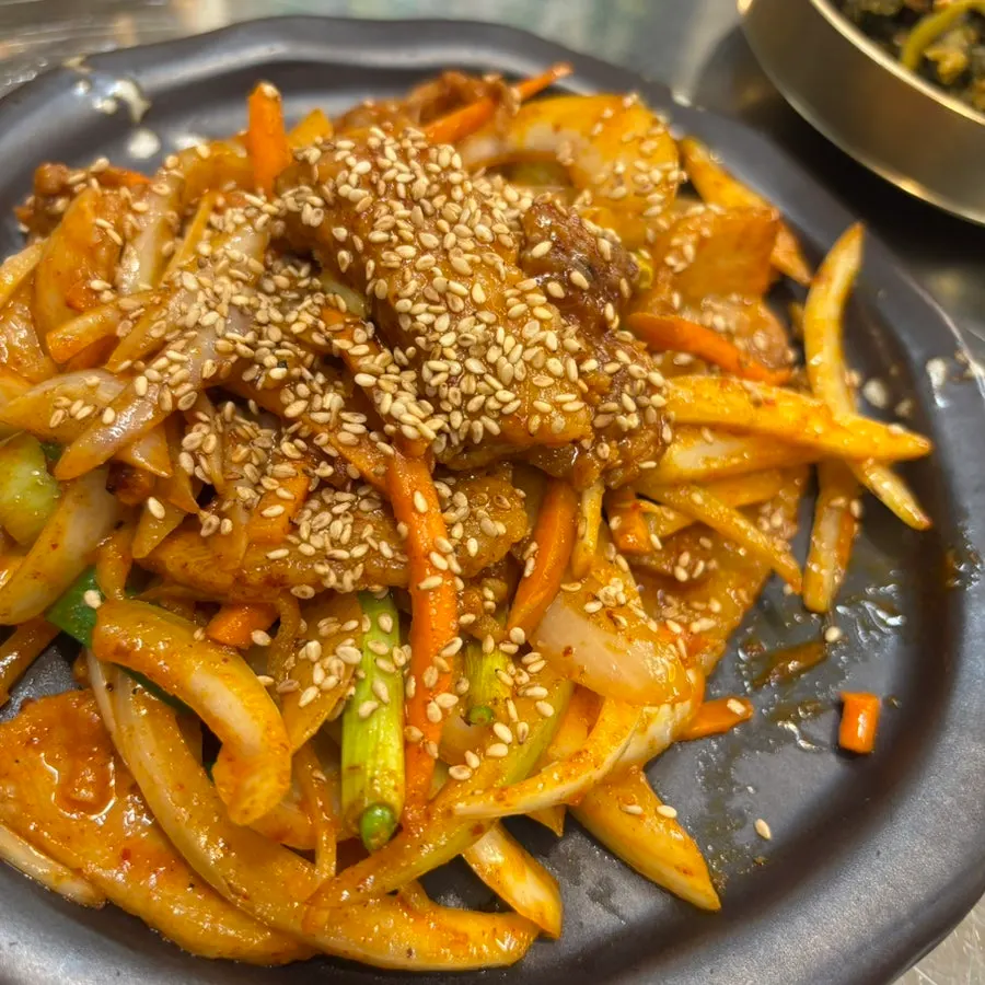 蔬菜丰富的炭火猪肉定食