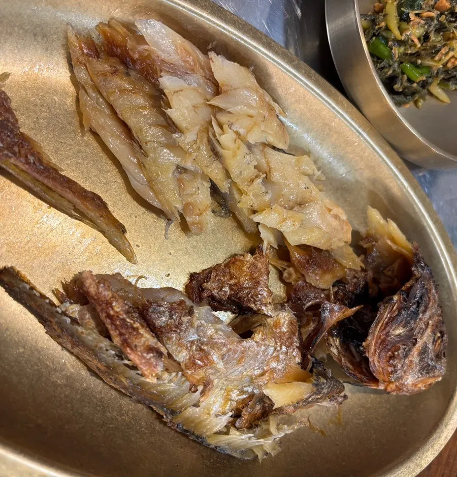 店员处理好的窑烤麦烤石首鱼