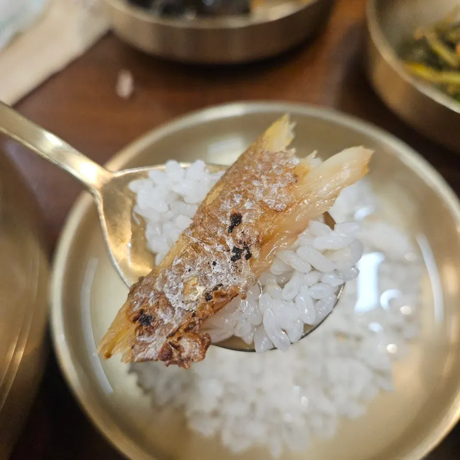 把米饭泡进绿茶水中搭配麦烤石首鱼吃的样子