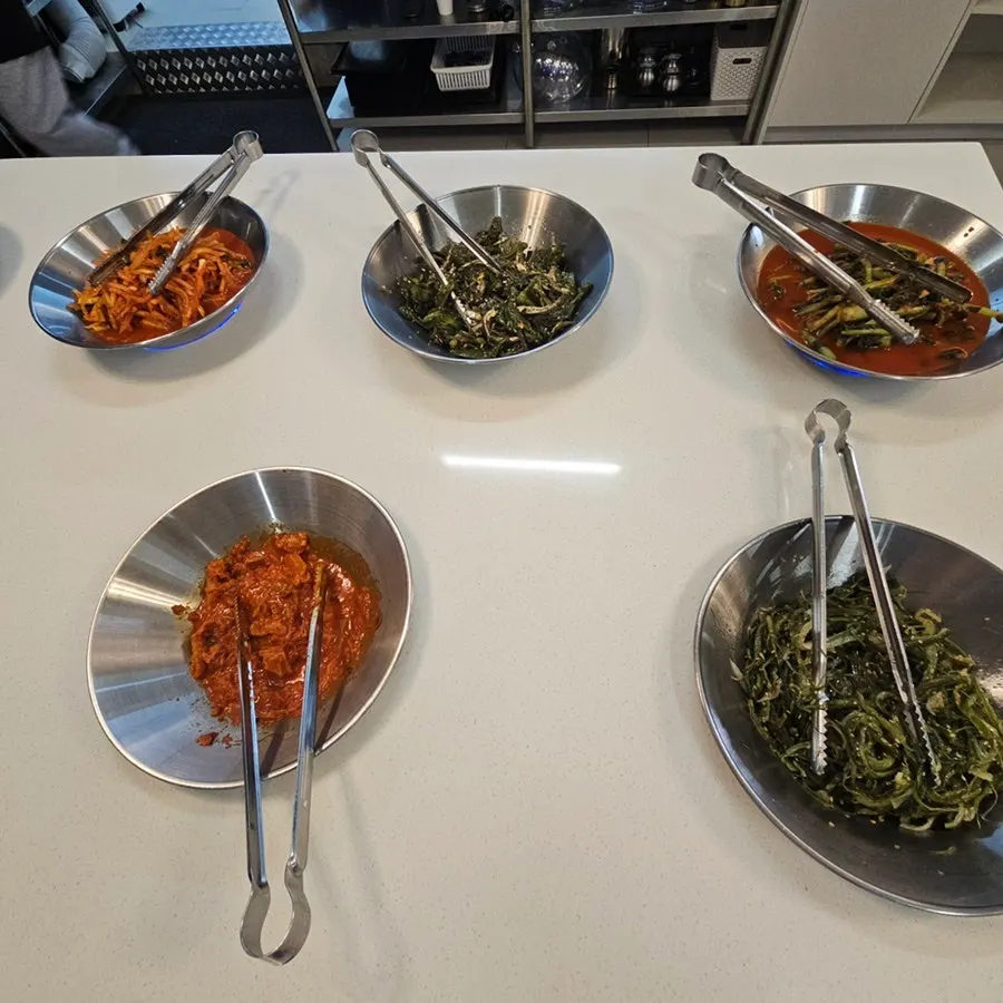 自助吧摆放的野菜和腌菜类小菜