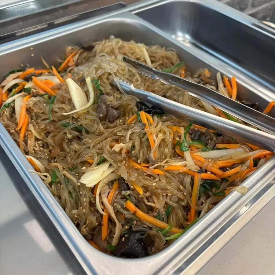 自助吧的杂菜和鹌鹑蛋小菜