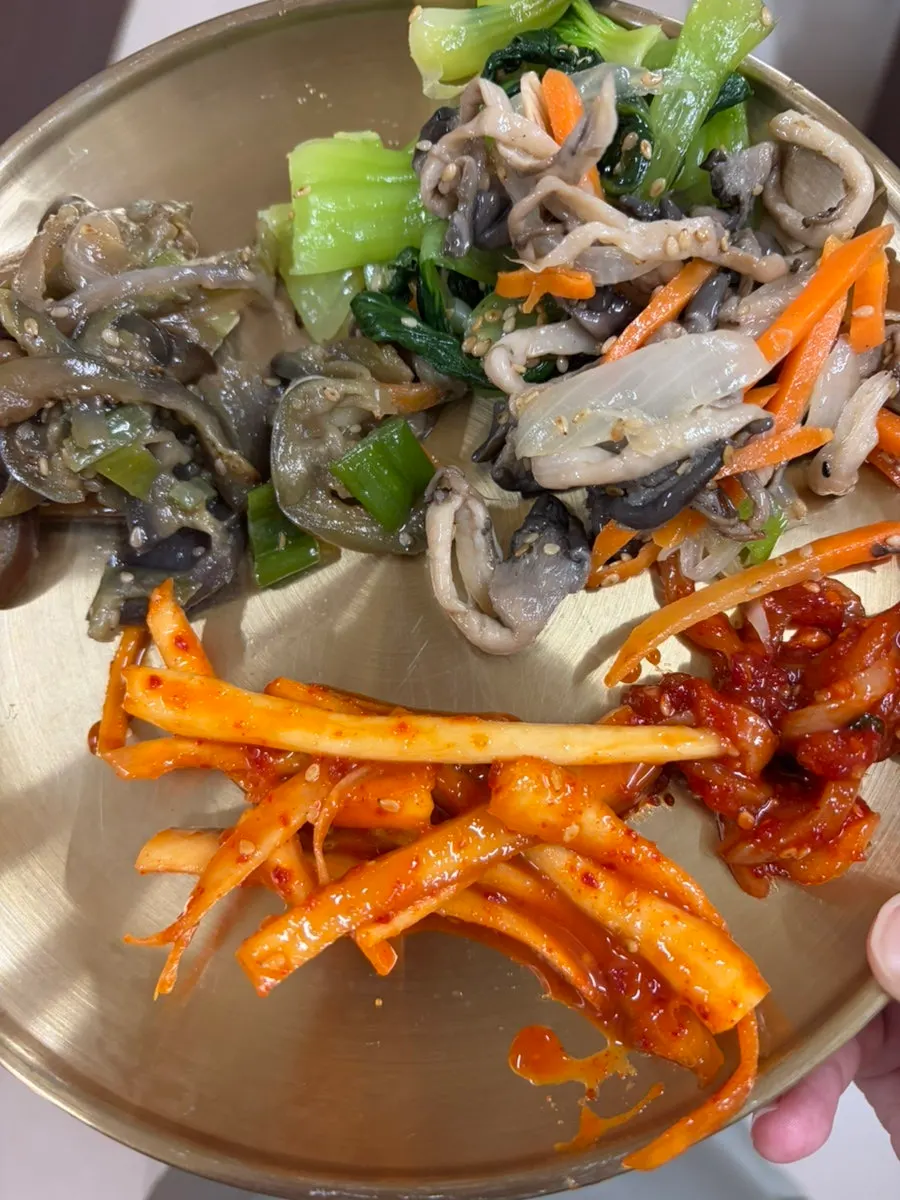 셀프바에서 담아온 나물과 반찬 한 접시