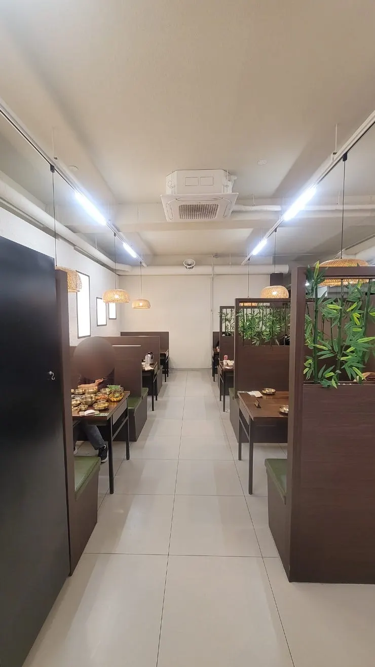 Hwadamga's interior with white tones and wood partitions
