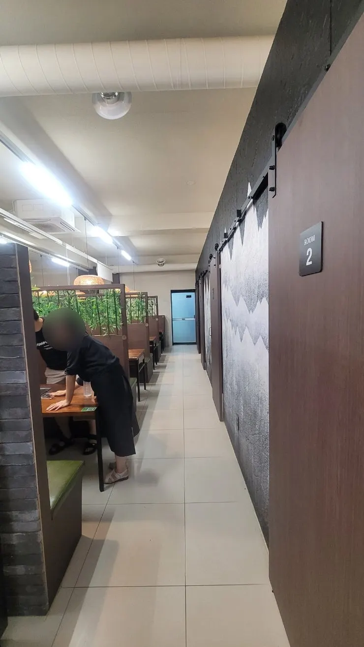 Partitioned hall dining space