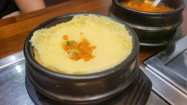 Softly puffed-up stone-pot egg custard