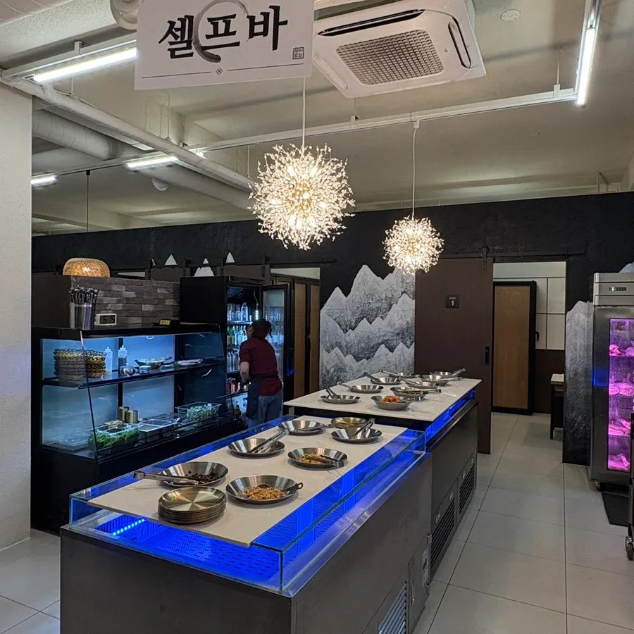 The self-serve side dish corner in the center of Hwadamga