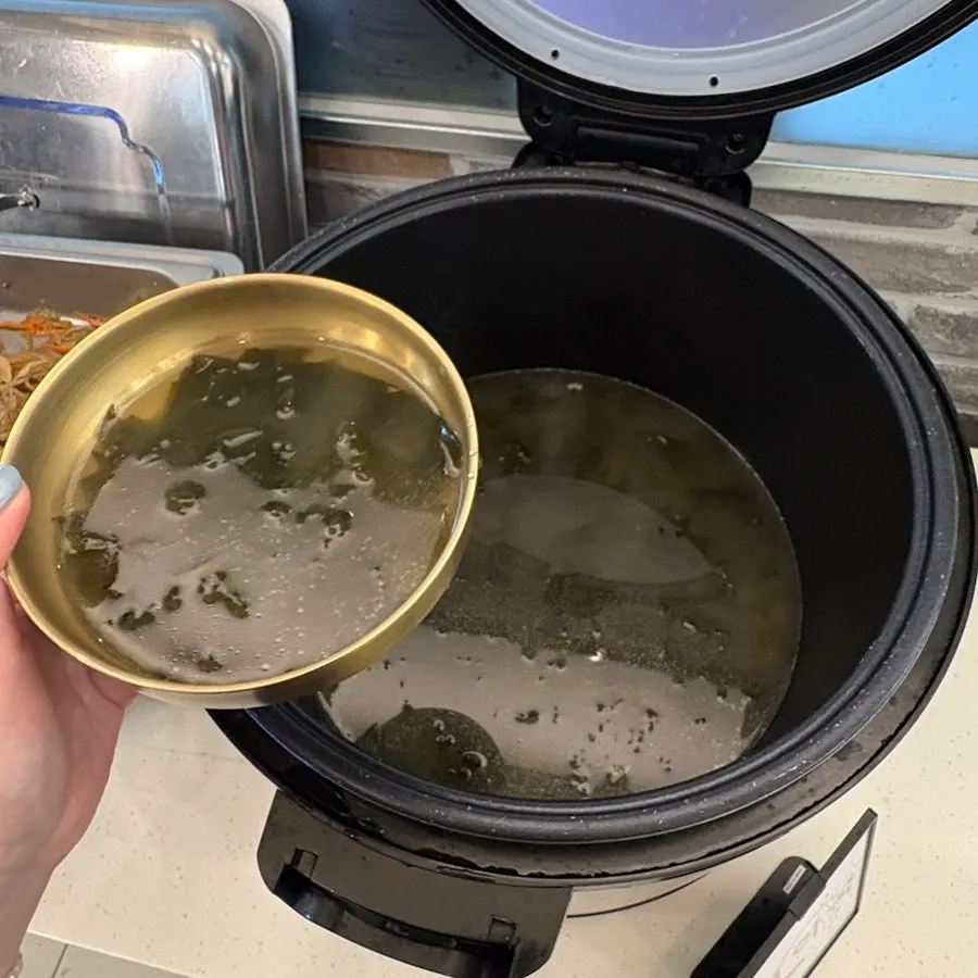 The seaweed soup station at the self-serve corner