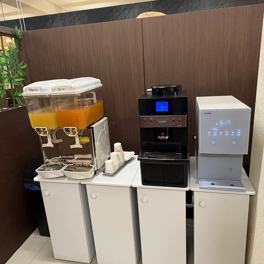 Coffee and drinks set out at Hwadamga's dessert corner