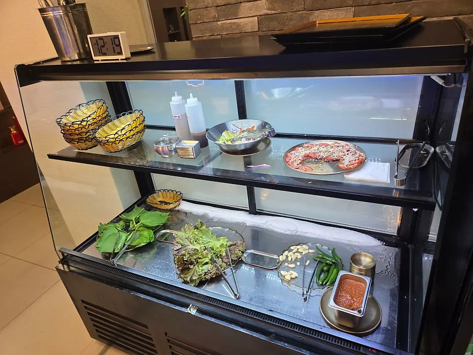 Refrigerated self-serve bar corner with wrap greens and caprese
