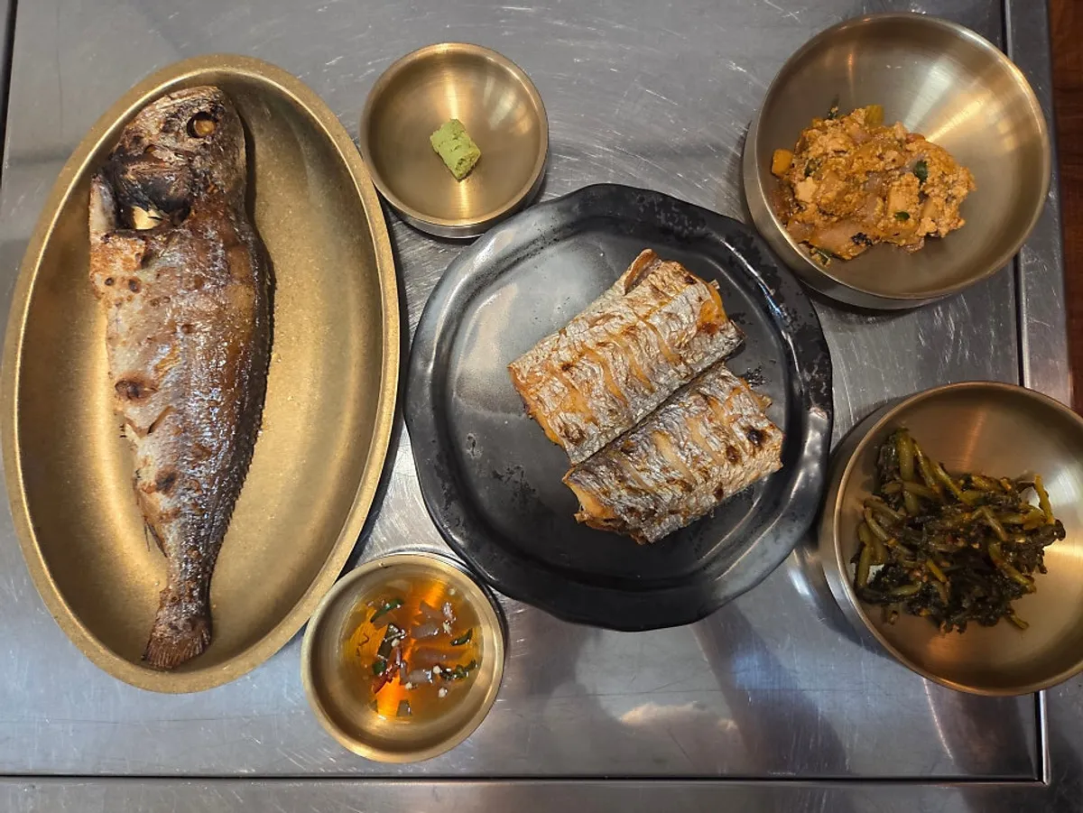 Grilled hairtail and bori-gulbi spread at Hwadamga