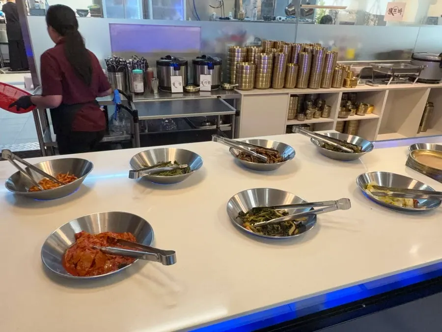 매장 한가운데 마련된 화담가 셀프바 코너