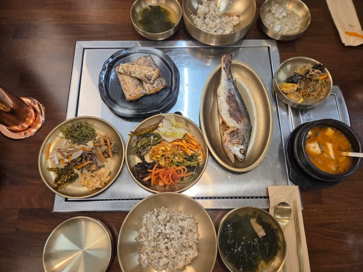 Full grilled fish set spread at Hwadamga in Bongdam