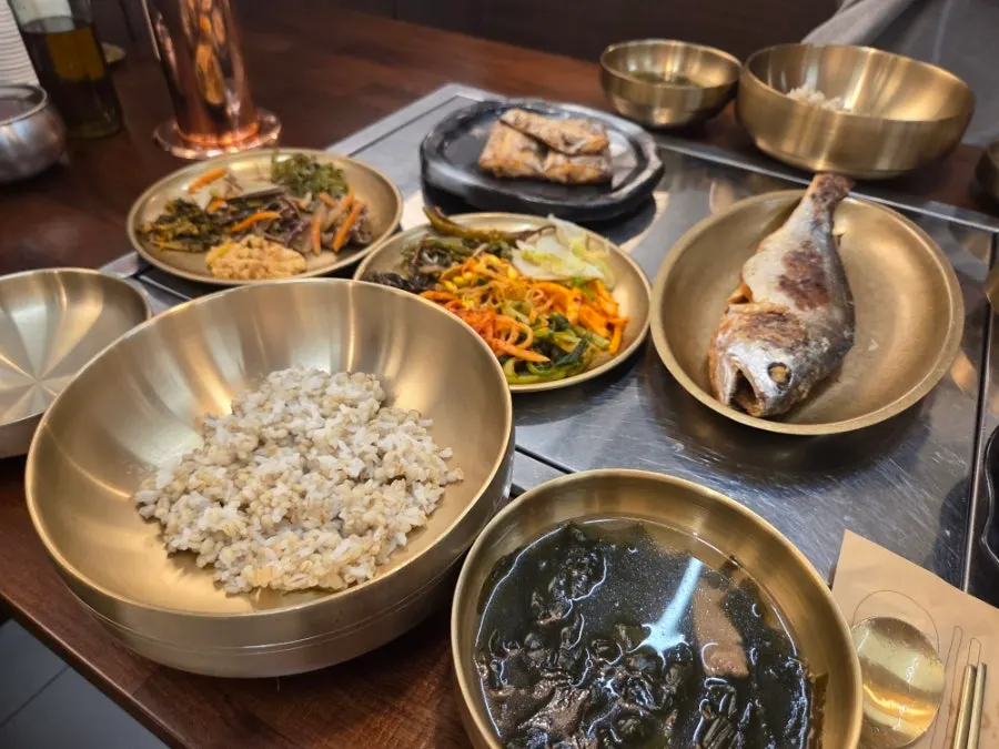Side dishes arranged like a full hanjeongsik table