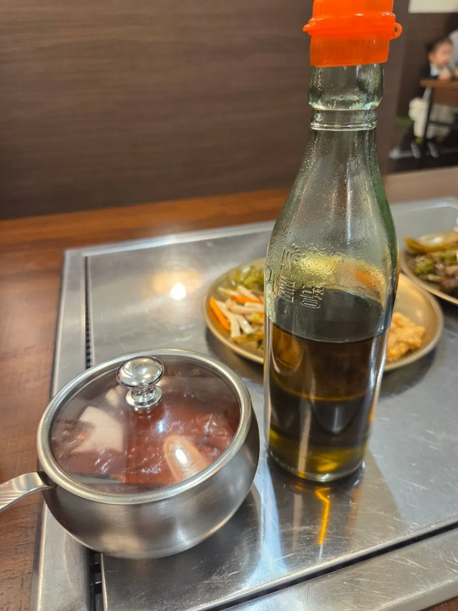 Chopsticks flaking apart the grilled hairtail