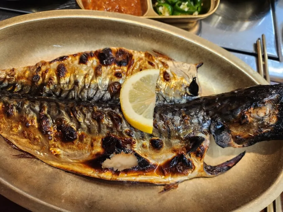 Full table set for one whole mackerel per person