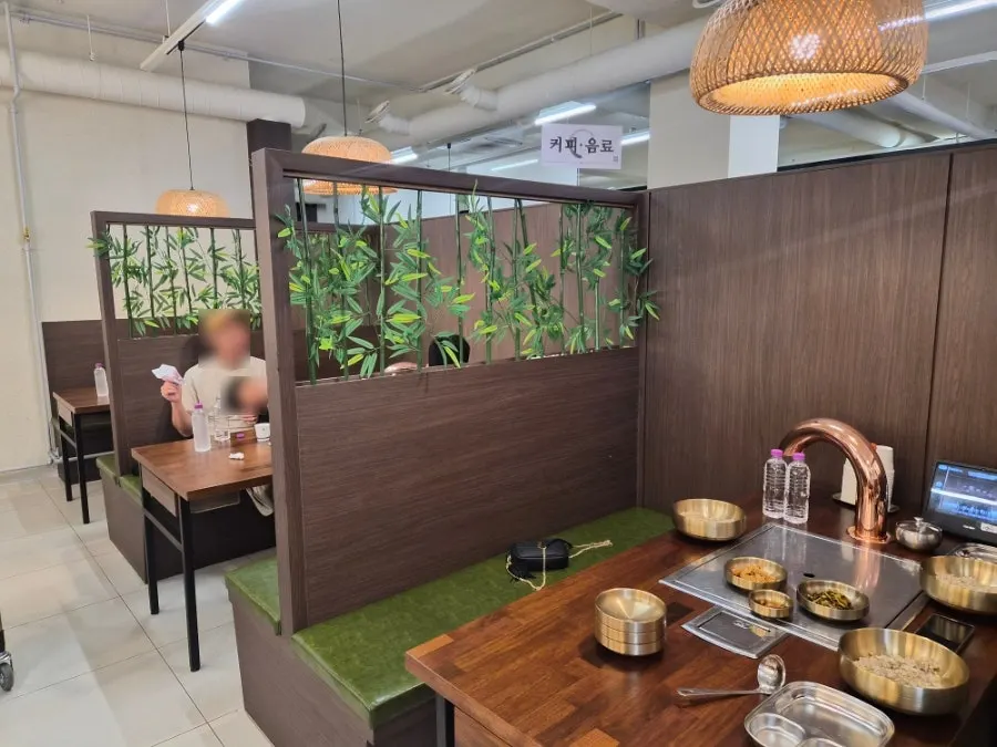Private room seating inside Hwadamga