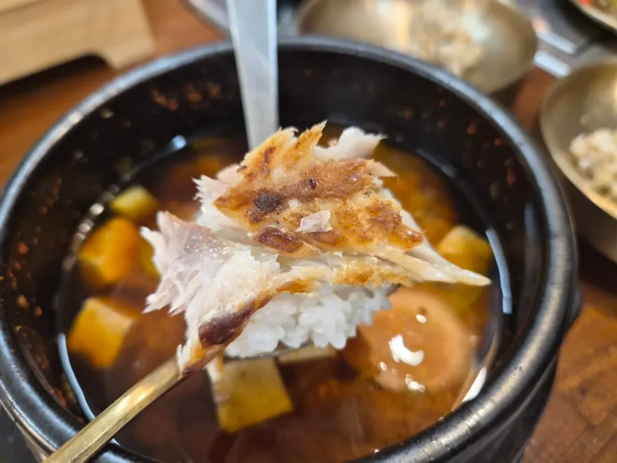 Mackerel flesh piled on sujanghyangmi hotpot rice