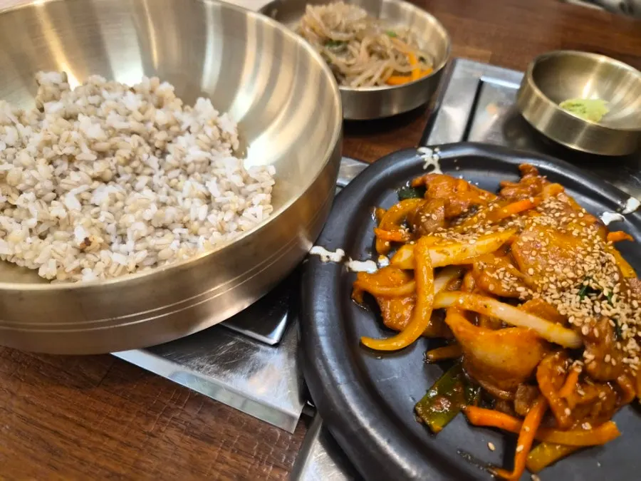 Barley-mixed standard rice with grilled pork stir-fry