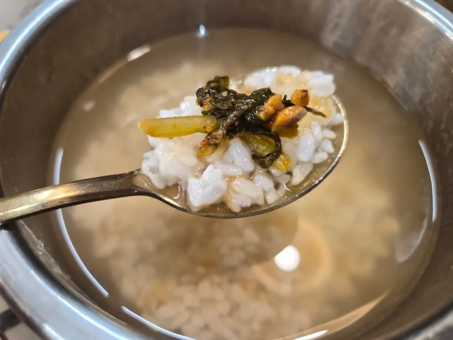 Savory nurungji eaten with leftover side dishes