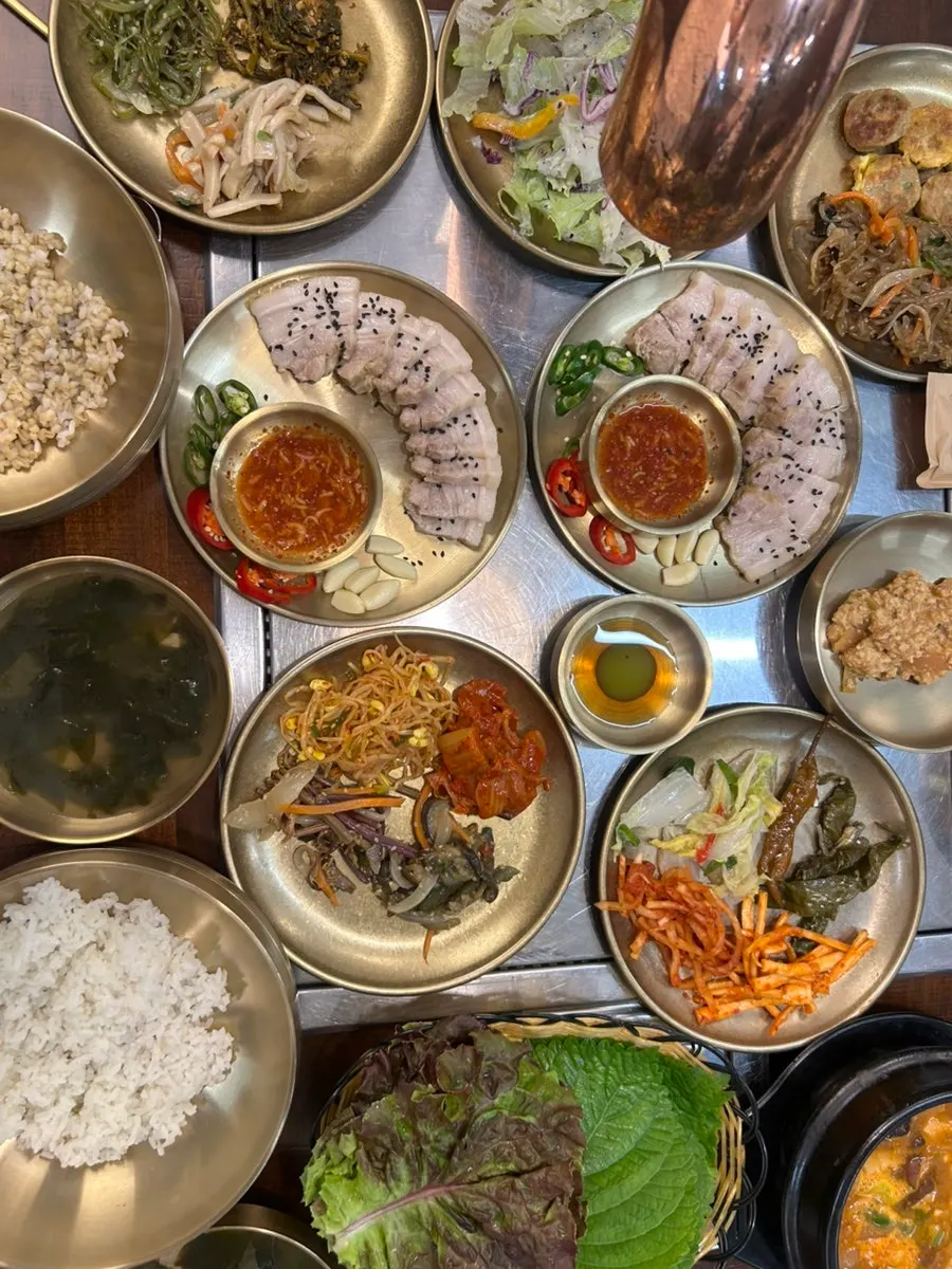 Full set menu table spread at Hwadamga