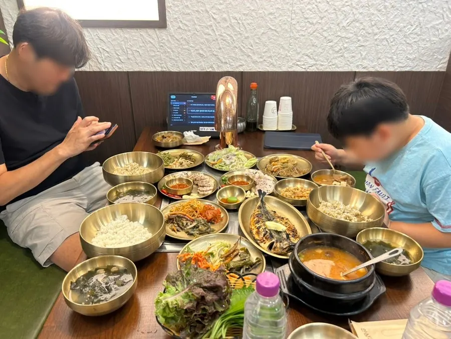 Table with both the grilled mackerel and boiled pork sets