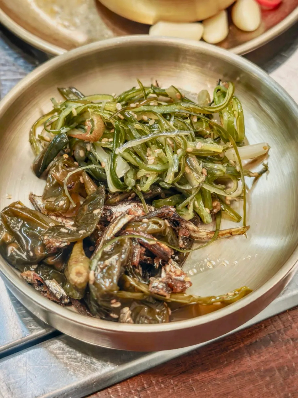 取り皿に盛ったわかめ茎の和え物と青唐辛子ちりめんじゃこ炒め