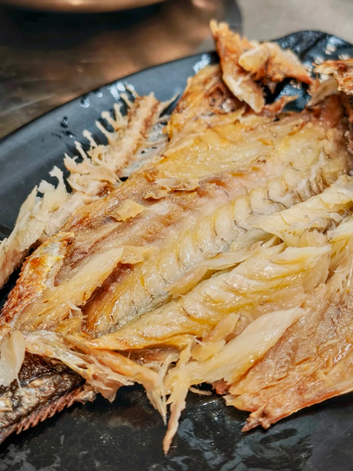 身をほぐして盛った麦グルビの一皿