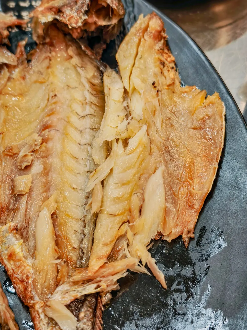 冷たい水に浸したご飯にのせた麦グルビ