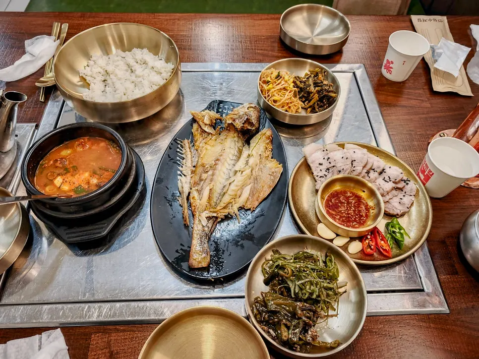 麦グルビとおかずが並ぶHwadamgaの食卓