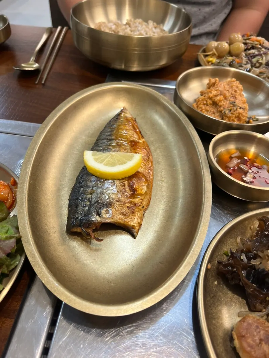 Grilled mackerel set spread at Hwadamga