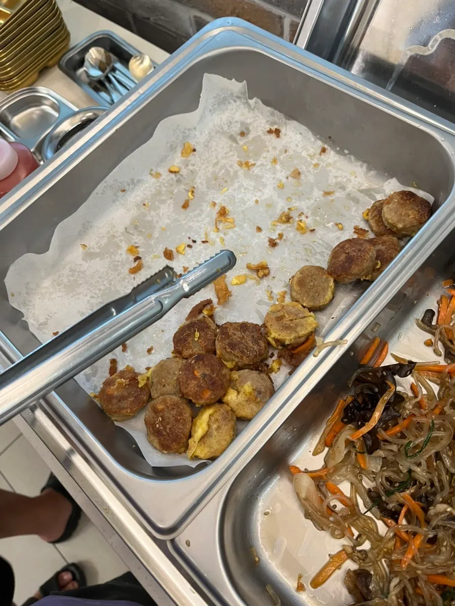 Overview of Hwadamga's side dish buffet corner