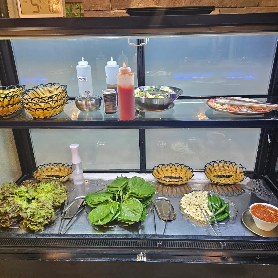 Hwadamga's large all-you-can-eat self-serve bar