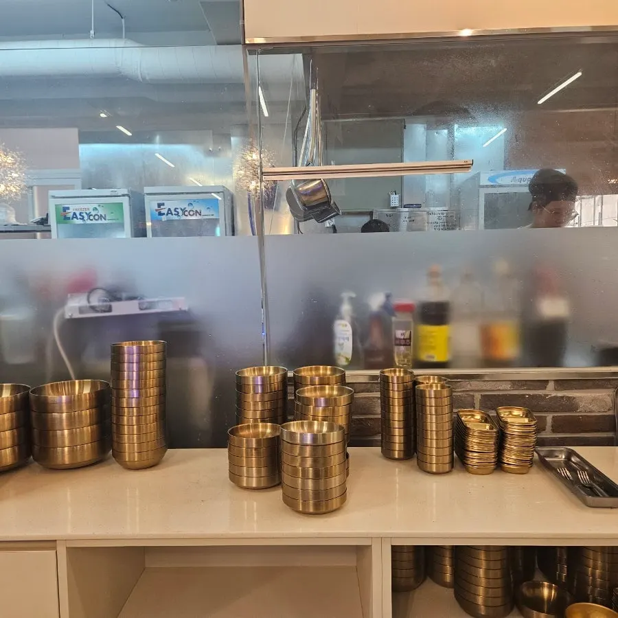 Barley rice and white rice corner at the self-serve bar