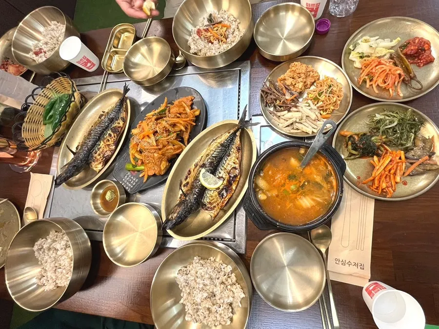 메인 메뉴와 청국장이 차려진 정식 상차림