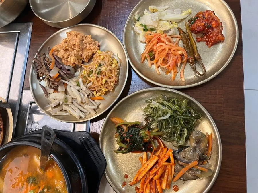 셀프바에서 담아온 반찬 접시