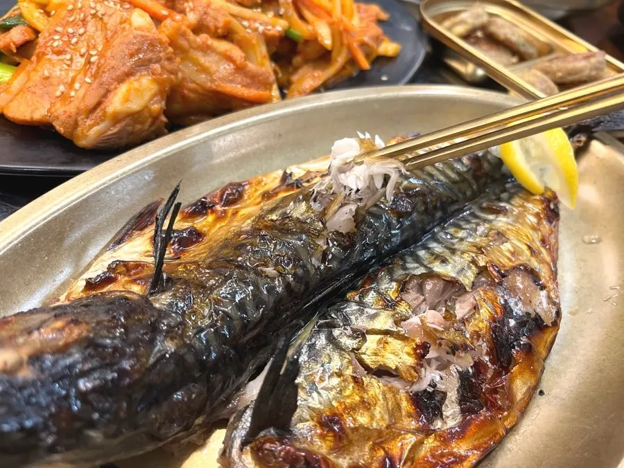 간이 알맞게 밴 고등어구이 살