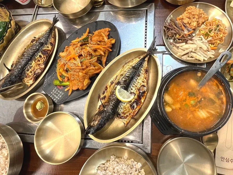 제육정식과 고등어구이정식으로 꽉 찬 식탁