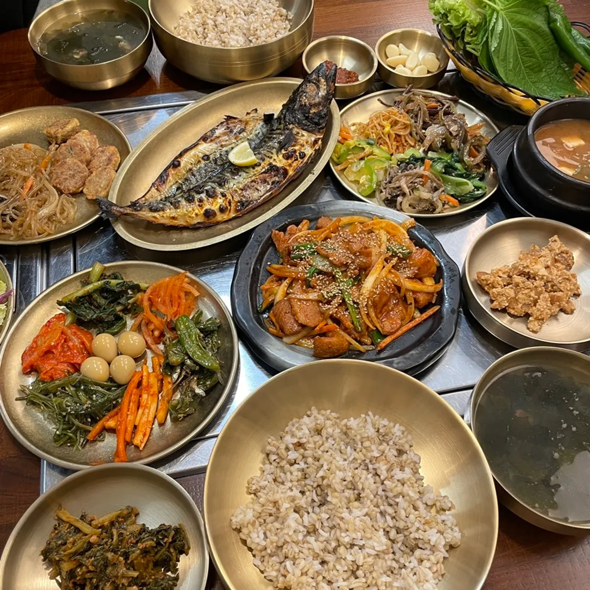 화덕 고등어구이 정식과 직화 제육 정식 한상 차림