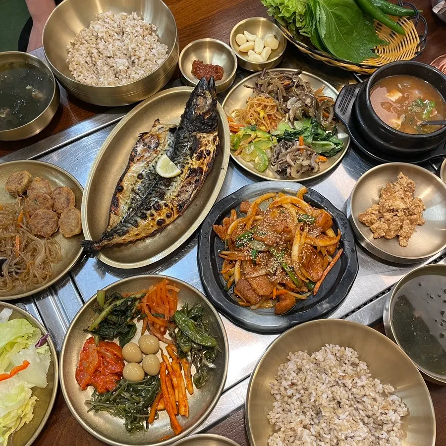 푸짐하게 차려진 화담가 정식 상차림