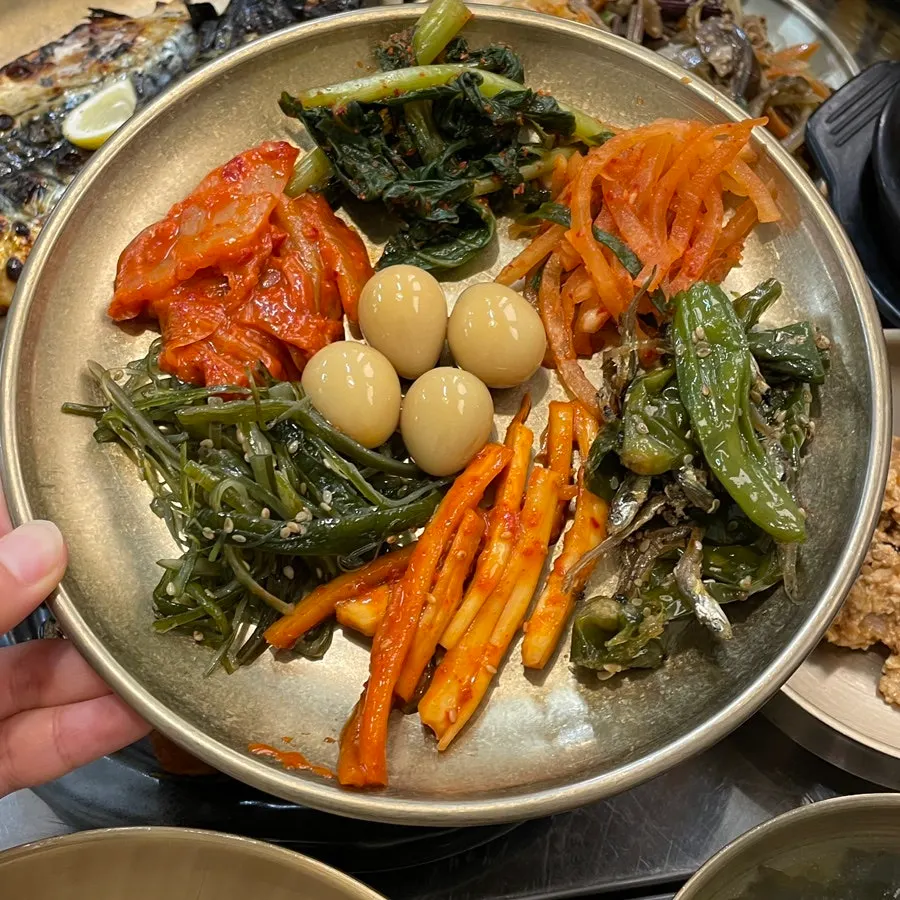 셀프바에서 담아온 반찬 접시