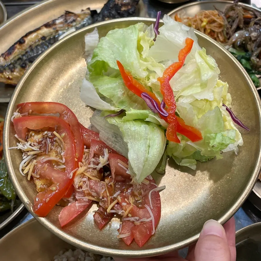 셀프바에서 가져온 떡갈비와 잡채