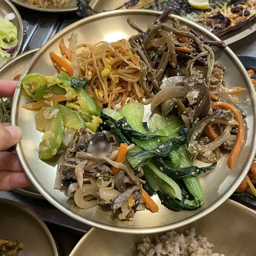 셀프바 나물 반찬을 담은 접시