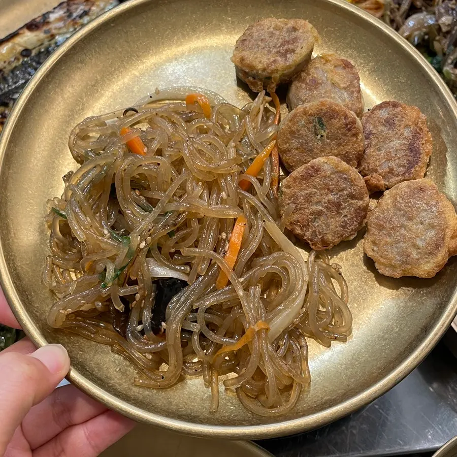 반찬을 가득 담아온 상차림